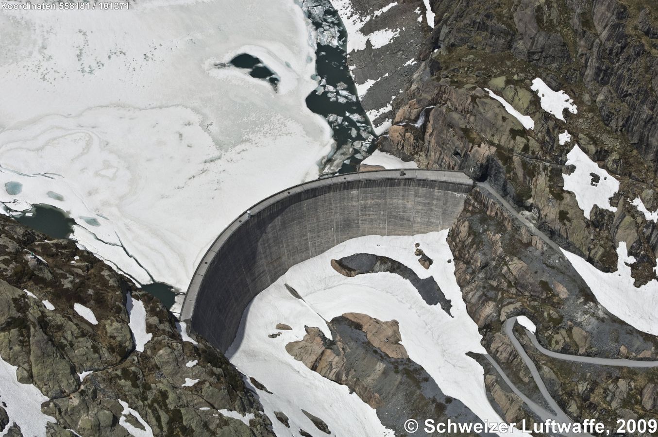 Lac du Vieux Emosson (Nant de Drance); Eisschollen auf dem tiefen Seespiegel